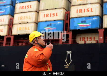 Qingdao, la velocità di trasmissione della porta di Qingdao in 2016 ha raggiunto 500.36 milioni di tonnellate, superiore a 500 milioni di tonnellate per la prima volta, classifica sette in tutto il mondo. Il 2 gennaio, 2017. Un membro del personale lavora al porto di Qingdao in Cina orientale della provincia di Shandong, 7 marzo 2016. La velocità di trasmissione della porta di Qingdao in 2016 ha raggiunto 500.36 milioni di tonnellate, superiore a 500 milioni di tonnellate per la prima volta, classifica sette in tutto il mondo, il Port Said a Gennaio 2, 2017. © Yu Fangping/Xinhua/Alamy Live News Foto Stock