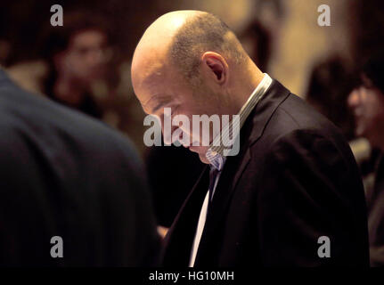 New York, New York, Stati Uniti d'America. 02Jan, 2017. Trump consulente economico Gary Cohn passeggiate attraverso la lobby di Trump Tower a New York New York, Stati Uniti d'America, 02 gennaio 2017. - Nessun filo SERVICE - Foto: Peter Foley e/o consolidato/Piscina/dpa/Alamy Live News Foto Stock