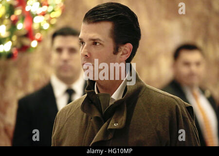 New York, New York, Stati Uniti d'America. 02Jan, 2017. Donald Trump Jr. passeggiate attraverso la lobby di Trump Tower a New York New York, Stati Uniti d'America, 02 gennaio 2017. - Nessun filo SERVICE - Foto: Peter Foley e/o consolidato/Piscina/dpa/Alamy Live News Foto Stock