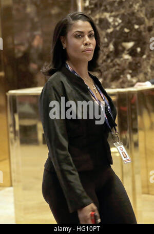 New York, New York, Stati Uniti d'America. 02Jan, 2017. Trump advisor Omarosa Manigault passeggiate attraverso la lobby di Trump Tower a New York New York, Stati Uniti d'America, 02 gennaio 2017. - Nessun filo SERVICE - Foto: Peter Foley e/o consolidato/Piscina/dpa/Alamy Live News Foto Stock