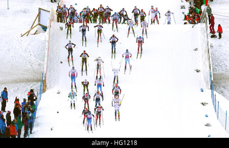 Oberstdorf, Germania. 03 gen 2017. I fondisti start nell'FSI Tour de Ski la concorrenza a Oberstdorf in Germania, 03 gennaio 2017. La competizione si svolge tra il 03.01.17 e 04.01.17. Foto: Karl-Josef Hildenbrand/dpa/Alamy Live News Foto Stock