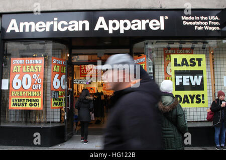 A nord di Londra, Regno Unito. 3 gennaio, 2017. American Apparel store su Camden High Street, a nord di Londra la chiusura verso il basso. © Dinendra Haria/Alamy Live News Foto Stock