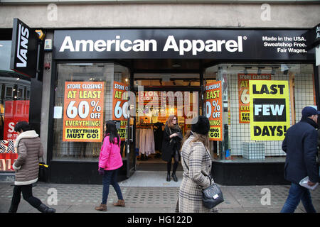 A nord di Londra, Regno Unito. 3 gennaio, 2017. American Apparel store su Camden High Street, a nord di Londra la chiusura verso il basso. © Dinendra Haria/Alamy Live News Foto Stock