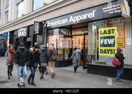 A nord di Londra, Regno Unito. 3 gennaio, 2017. American Apparel store su Camden High Street, a nord di Londra la chiusura verso il basso. © Dinendra Haria/Alamy Live News Foto Stock