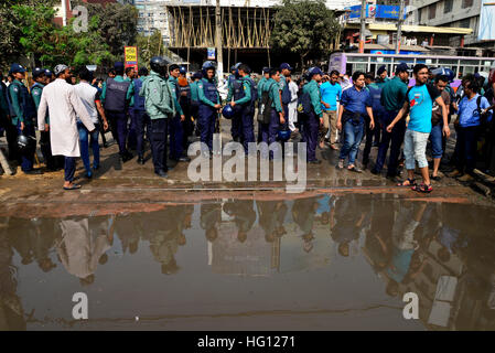 Dacca in Bangladesh. 3 gennaio, 2017. La polizia del Bangladesh stand personali gurd davanti al mercato di masterizzazione a Gulshan a Dhaka, nel Bangladesh. Una parte dei due piani di mercato DCC crollato come un enorme incendio scoppiato al mercato di Gulshan-1 della città capitale inizio martedì. Venti unità di vigili del fuoco stanno cercando di spegnere il fuoco, ha aggiunto mentre parla ai giornalisti intorno a 12. Credito: Mamunur Rashid/Alamy Live News Foto Stock