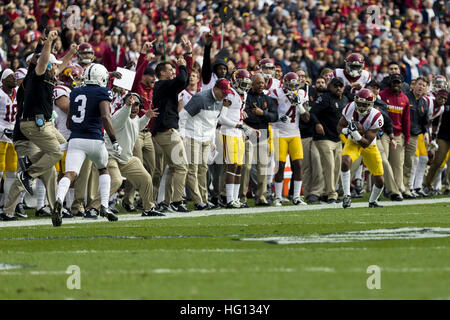 2 gennaio 2017 - California, Stati Uniti d'America - Intercettazione di USC defensive back Iman Marshall (8) nel primo semestre durante il Rose Bowl gioco tra la Penn State Nittany Lions e la University of Southern California Trojans al Rose Bowl Stadium di Pasadena, in California. USC ha vinto 52-49. (Credito Immagine: © Scott Taetsch via ZUMA filo) Foto Stock