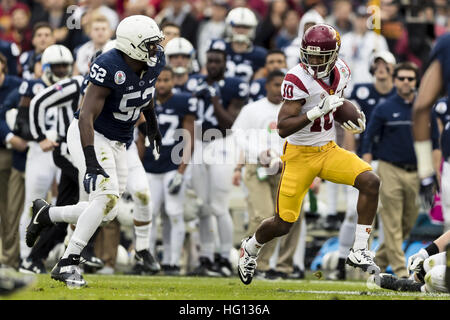 2 gennaio 2017 - California, Stati Uniti d'America - USC wide receiver Jalen Greene (10) gira a destra nella prima metà durante il Rose Bowl gioco tra la Penn State Nittany Lions e la University of Southern California Trojans al Rose Bowl Stadium di Pasadena, in California. USC ha vinto 52-49. (Credito Immagine: © Scott Taetsch via ZUMA filo) Foto Stock