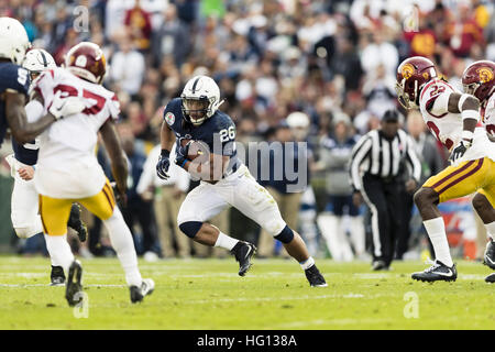 In California, Stati Uniti d'America. Il 2 gennaio, 2017. Penn State running back Saquon Barkley (26) gira a destra nella prima metà durante il Rose Bowl gioco tra la Penn State Nittany Lions e la University of Southern California Trojans al Rose Bowl Stadium di Pasadena, in California. USC ha vinto 52-49. © Scott Taetsch/ZUMA filo/Alamy Live News Foto Stock