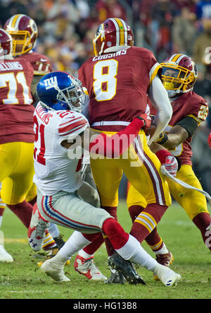 New York Giants di sicurezza forte Landon Collins (21) Sacchi Washington Redskins quarterback Kirk cugini (8) nel primo trimestre a FedEx in campo Landover, Maryland, domenica 1 gennaio 2017. Credito: Ron Sachs/CNP (restrizione: NO New York o New Jersey o giornali quotidiani nel raggio di 75 miglia da New York City) Foto: Ron Sachs/consolidato Notizie Foto/Ron Sachs - CNP Foto Stock