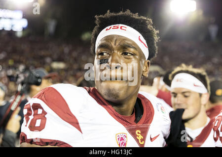 In California, Stati Uniti d'America. Il 2 gennaio, 2017. USC stretto fine Daniel Imatorbhebhe (88) celebra dopo il Rose Bowl gioco tra la Penn State Nittany Lions e la University of Southern California Trojans al Rose Bowl Stadium di Pasadena, in California. USC ha vinto 52-49. © Scott Taetsch/ZUMA filo/Alamy Live News Foto Stock