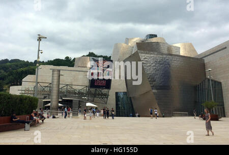 Bilbao, Spagna. 28 Luglio, 2016. Vista esterna del Museo Guggenheim a Bilbao, Spagna, 28 luglio 2016. Più di 19 milioni di appassionati d arte da tutto il mondo hanno visitato il Museo Guggenheim a Bilbao, Spagna settentrionale, dal mese di ottobre 1997. Foto: Carola Frentzen/dpa/Alamy Live News Foto Stock