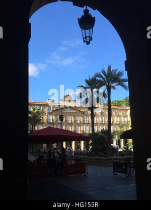 Bilbao, Spagna. 28 Luglio, 2016. Il quartiere storico di Bilbao, Spagna, 28 luglio 2016. Il Museo Guggenheim ha girato la lottando città industriale in un magnete turistico. Più di 19 milioni di appassionati d arte da tutto il mondo hanno visitato il Museo Guggenheim a Bilbao, Spagna settentrionale, dal mese di ottobre 1997. Foto: Carola Frentzen/dpa/Alamy Live News Foto Stock