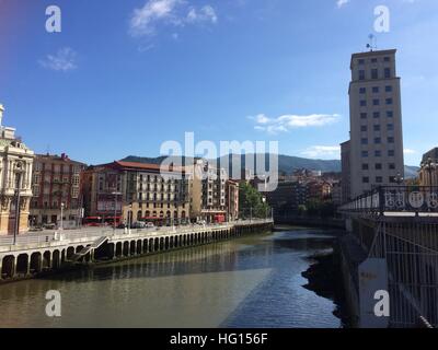 Bilbao, Spagna. 28 Luglio, 2016. Il quartiere storico di Bilbao, Spagna, 28 luglio 2016. Il Museo Guggenheim ha girato la lottando città industriale in un magnete turistico. Più di 19 milioni di appassionati d arte da tutto il mondo hanno visitato il Museo Guggenheim a Bilbao, Spagna settentrionale, dal mese di ottobre 1997. Foto: Carola Frentzen/dpa/Alamy Live News Foto Stock