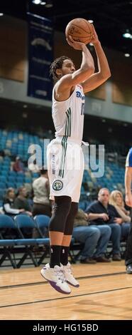 Reno, Nevada, Stati Uniti d'America. 3 gennaio, 2017. Reno Bighorn Guard Isaia cugini (10) germogli da esterno durante la NBA D-League gioco di basket tra il Reno Bighorns e il Los Angeles D-parafanghi presso il Reno eventi centro a Reno in Nevada. © Jeff Mulvihill/ZUMA filo/Alamy Live News Foto Stock