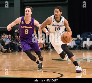 Reno, Nevada, Stati Uniti d'America. 3 gennaio, 2017. Reno Bighorn Guard Isaia cugini (10) comanda il passato di Los Angeles D-protezione del parafango JOSH MAGETTE (9) durante la NBA D-League gioco di basket tra il Reno Bighorns e il Los Angeles D-parafanghi presso il Reno eventi centro a Reno in Nevada. © Jeff Mulvihill/ZUMA filo/Alamy Live News Foto Stock