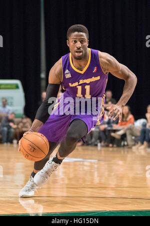 Reno, Nevada, Stati Uniti d'America. 3 gennaio, 2017. Los Angeles D-protezione del parafango DAVID NWABA (11) durante l'NBA D-League gioco di basket tra il Reno Bighorns e il Los Angeles D-parafanghi presso il Reno eventi centro a Reno in Nevada. © Jeff Mulvihill/ZUMA filo/Alamy Live News Foto Stock