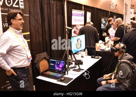 Las Vegas, Nevada, Stati Uniti d'America, 2 gennaio 2017. Le persone si radunano intorno a Vuze stand durante "CES svelato,' una anteprima media evento per il CES (Consumer Electronics Show). Vuze è in mostra a 360 grado fotocamera. Il CES, il più grande del mondo annuale di consumer electronics trade show, corre da gennaio 5-8 ed è prevista la funzione di 3.800 espositori in mostra i loro ultimi prodotti e servizi a oltre 165.000 partecipanti in rappresentanza di più di 150 paesi. John D. Ivanko/Alamy Live News Foto Stock