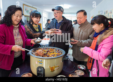 (170104) -- HOHHOT, gen. 4, 2017 (Xinhua) -- residenti mangiare Laba congee a Hohhot, capitale del nord della Cina di Mongolia Interna Regione Autonoma, gen. 4, 2017. La Laba Festival, un Cinese tradizionale vacanza all'ottavo giorno del dodicesimo mese lunare, cadrà il 5 gennaio di quest'anno. È consuetudine in questo giorno per mangiare una speciale Laba congee, o otto tesoro porridge, usualmente realizzato con almeno otto ingredienti, che rappresentano persone di preghiere per il raccolto, di felicità e di pace. (Xinhua/Ding Genhou) (wyo) Foto Stock