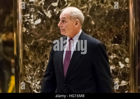 New York, US. 03 gen 2017. Stati Uniti Segretario di Homeland Security-designare il generale John F. Kelly è visto nella lobby di Trump Tower a New York (USA) il 3 gennaio 2017. - Nessun filo SERVICE - foto: Albin Lohr-Jones/consolidato/Piscina/dpa/Alamy Live News Foto Stock