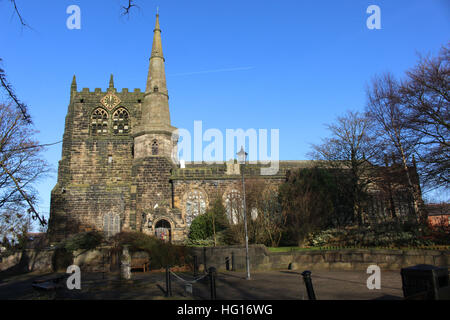 Ormskirk, Lancashire, Regno Unito. 04 gen 2017. Ormskirk Chiesa Parrocchiale, Ormskirk Lancashire,4 gennaio 2017 il sole splende su Ormskirk Chiesa Parrocchiale in Lancashire San Pietro e di San Paolo è uno dei soli tre chiese del paese di avere sia un campanile e una guglia. © David Billinge/Alamy Live News Foto Stock