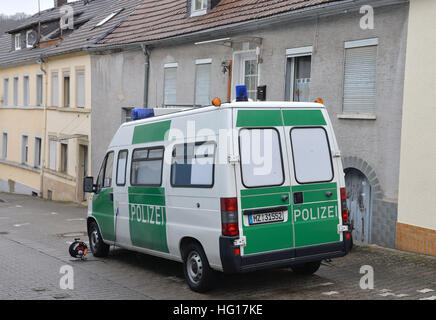 Lauterecken, Germania. 04 gen 2017. Un veicolo di polizia è parcheggiato al di fuori di una casa dove la polizia ha trovato più di 110 chilogrammi di materiale pirotecnico durante una ricerca in Lauterecken, Germania, 04 gennaio 2017. Arrestati due uomini sono stati oggetto di indagini in caso di sospetto di violazione del diritto di esplosivi e per la preparazione di un grave reato penale. Secondo il distretto ufficio del procuratore, avevano progettato un attacco di esplosivi in Kaiserslautern per la Vigilia di Capodanno 2016. Gli esplosivi devono essere recuperati da casa il 08 gennaio 2017. Foto: Harald Tittel/dpa/Alamy Live News Foto Stock