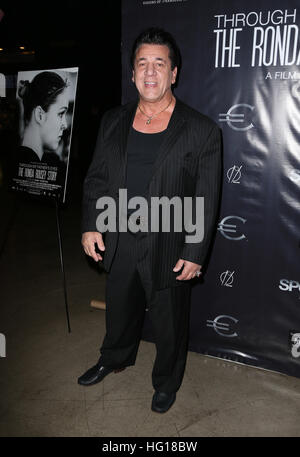 Hollywood, CA - 30 dicembre: Chuck Zito, allo screening di 'Attraverso mio padre agli occhi: La Ronda Rousey Storia', al cinese TCL 6 teatri In California il 30 dicembre 2016. Credito: Faye Sadou/MediaPunch Foto Stock