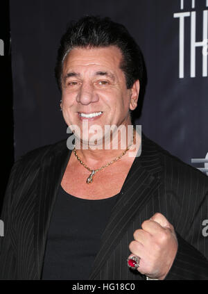 Hollywood, CA - 30 dicembre: Chuck Zito, allo screening di 'Attraverso mio padre agli occhi: La Ronda Rousey Storia', al cinese TCL 6 teatri In California il 30 dicembre 2016. Credito: Faye Sadou/MediaPunch Foto Stock