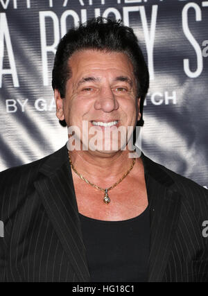 Hollywood, CA - 30 dicembre: Chuck Zito, allo screening di 'Attraverso mio padre agli occhi: La Ronda Rousey Storia', al cinese TCL 6 teatri In California il 30 dicembre 2016. Credito: Faye Sadou/MediaPunch Foto Stock