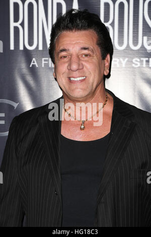 Hollywood, CA - 30 dicembre: Chuck Zito, allo screening di 'Attraverso mio padre agli occhi: La Ronda Rousey Storia', al cinese TCL 6 teatri In California il 30 dicembre 2016. Credito: Faye Sadou/MediaPunch Foto Stock