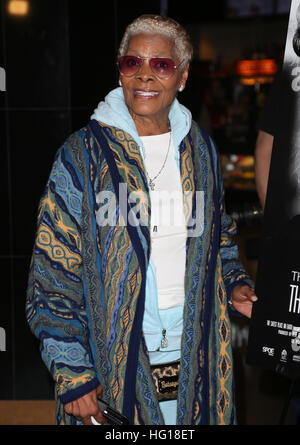 Hollywood, CA. 30 Dic, 2017. Dionne Warwick, allo screening di 'Attraverso mio padre agli occhi: La Ronda Rousey Storia', al cinese TCL 6 teatri In California il 30 dicembre 2016. © Faye Sadou/media/punzone Alamy Live News Foto Stock