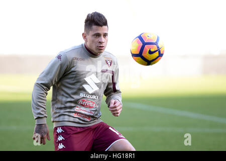 Torino, Italia. 4 gennaio, 2017. Juan Manuel Iturbe di Torino FC si riscalda durante il cordiale incontro di calcio tra Torino FC e SS di Monza. Juan Manuel Iturbe arriva sul prestito da come Roma. Torino FC vince 1-0 su SS di Monza. Credito: Nicolò Campo/Alamy Live News Foto Stock