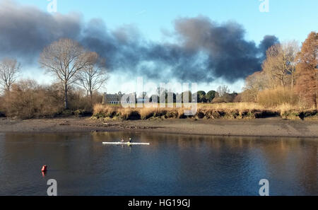 Il fumo è visto sopra Syon House da un incendio in un centro di riciclaggio a Brentford, Londra occidentale, a cui hanno partecipato circa 70 vigili del fuoco. Foto Stock