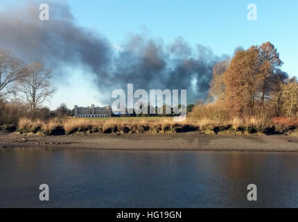 Il fumo è visto oltre Syon House da un incendio in un centro di riciclaggio a Brentford, West London, cui hanno partecipato circa 70 vigili del fuoco. Foto Stock