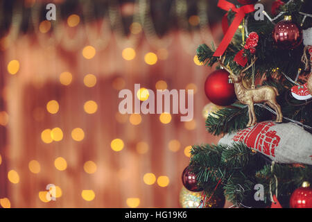 Albero di natale e bokeh luce astratta sfondo vacanze, vintage tonica Foto Stock