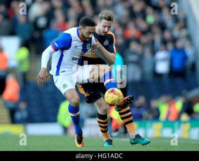 Blackburn Rovers' Liam Feeney (sinistra) e il Newcastle United Paul Dummett battaglia per la sfera durante il cielo di scommessa match del campionato a Ewood Park di Blackburn. Foto Stock