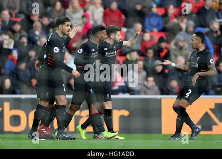 Liverpool è Daniel Sturridge (seconda a sinistra) celebra il suo punteggio lato del primo obiettivo del gioco durante il match di Premier League allo stadio di luce, Sunderland. Foto Stock