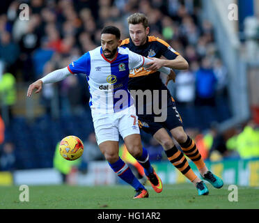 Blackburn Rovers' Liam Feeney (sinistra) e il Newcastle United Paul Dummett battaglia per la sfera durante il cielo di scommessa match del campionato a Ewood Park di Blackburn. Foto Stock