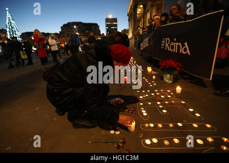 La gente a prendere parte in una veglia a Trafalgar Square, Londra, dopo un anno nuovo attacco in un night club di Istanbul che a sinistra almeno 39 morti. Foto Stock