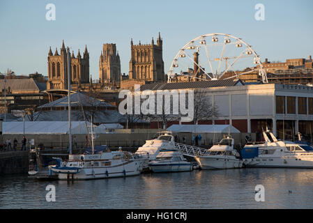 Bordeaux Quay e sfondo della Cattedrale di Bristol su Floating Harbour. Inghilterra Bristol REGNO UNITO Foto Stock