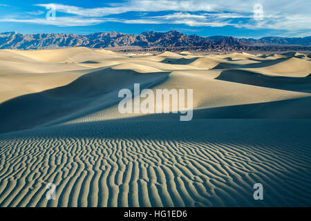 Mesquite Flat dune di sabbia e montagne di Grapevine, Parco Nazionale della Valle della Morte, California USA Foto Stock