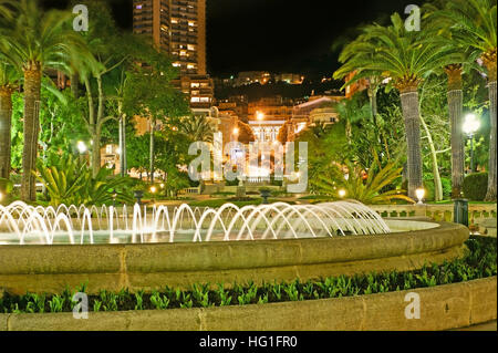 Le belle fontane in giardini francesi di Monte Carlo, allungandosi lungo l'hotel di lusso e splendide ville, Monaco. Foto Stock