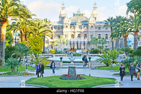 Il verde dei giardini di Monte Carlo vantano grande paesaggio in stile francese, belle fontane, sculture e opinioni su Salle Garnier Foto Stock