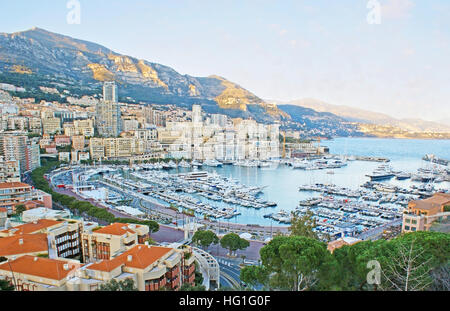 Il bella vista sul Porto Ercole, La Condamine e Montecarlo reparti, circondato da montagne, dal punto di vista sulla Roccia di Monaco. Foto Stock