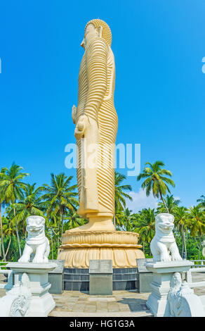 Il white lions sul ponte che conduce al Tsunami Memorial statua del Buddha in Peraliya, Sri Lanka. Foto Stock