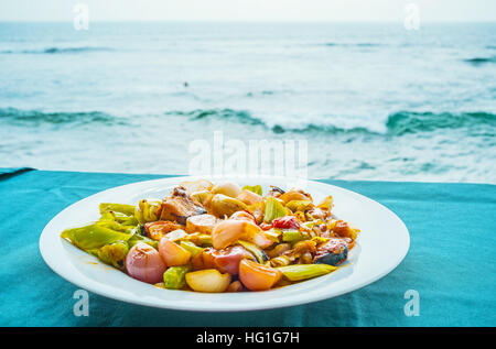 Il gustoso pesce deviled con legumi stufati al ristorante La Table all'oceano, Hikkaduwa, Sri Lanka. Foto Stock