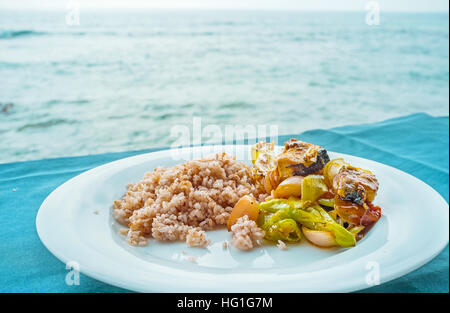 I ristoranti di Hikkaduwa offre il gustoso pesce devilled con legumi stufati e il riso rosso e fantastica vista sull oceano, Sri Lanka. Foto Stock