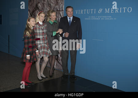 Il Duca di Castro, sua moglie Duchessa Camilla e e le loro figlie Maria Carolina e Maria Chiara inaugurare la 'Virtuti & Merito' exhibition offre: Duca di Castro Carlos de Borbon, duchessa Camilla, Maria Carolina, Maria Chiara dove: Madrid, Spagna siamo Foto Stock