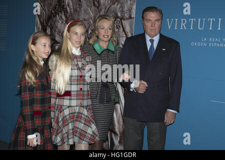 Il Duca di Castro, sua moglie Duchessa Camilla e e le loro figlie Maria Carolina e Maria Chiara inaugurare la 'Virtuti & Merito' exhibition offre: Duca di Castro Carlos de Borbon, duchessa Camilla, Maria Carolina, Maria Chiara dove: Madrid, Spagna siamo Foto Stock