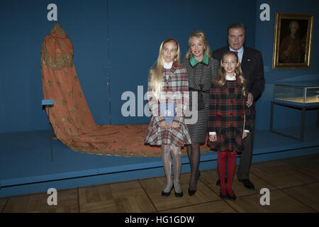 Il Duca di Castro, sua moglie Duchessa Camilla e e le loro figlie Maria Carolina e Maria Chiara inaugurare la 'Virtuti & Merito' exhibition offre: Duca di Castro Carlos de Borbon, duchessa Camilla, Maria Carolina, Maria Chiara dove: Madrid, Spagna siamo Foto Stock