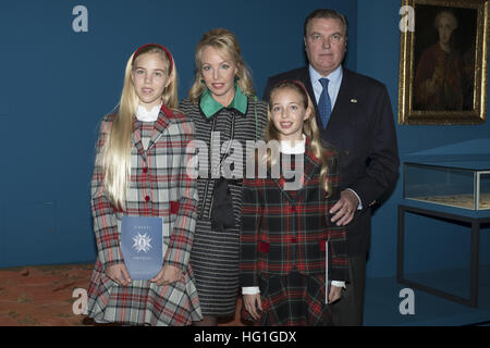 Il Duca di Castro, sua moglie Duchessa Camilla e e le loro figlie Maria Carolina e Maria Chiara inaugurare la 'Virtuti & Merito' exhibition offre: Duca di Castro Carlos de Borbon, duchessa Camilla, Maria Carolina, Maria Chiara dove: Madrid, Spagna siamo Foto Stock